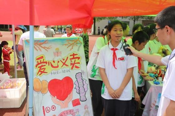 丁广明参加万寿路街道迎新春军地书画交流活动 为驻地官兵写春联送祝福