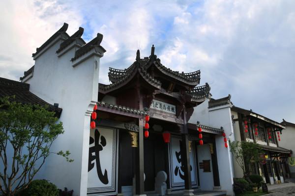 我不是故意的！布莱德索滑倒冲撞张峻豪倒地受伤